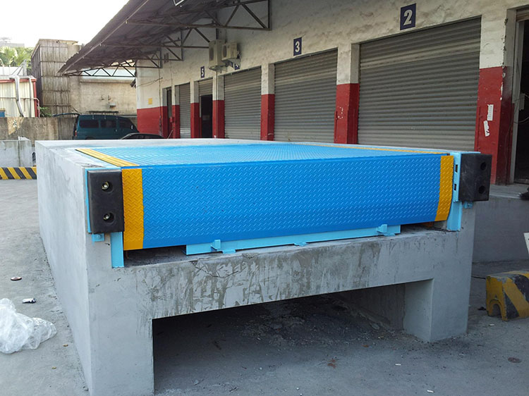 移(yi)動式(shi)登車(che)橋多(duo)少錢(qian)