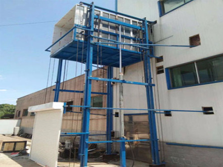 導(dao)軌式升(sheng)降貨梯(ti)應用範(fan)圍及工(gong)作原理(li)